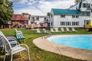 Seasonal outdoor pool, open 10 AM to 8 PM, sun loungers - Cranmore Inn (North Conway)