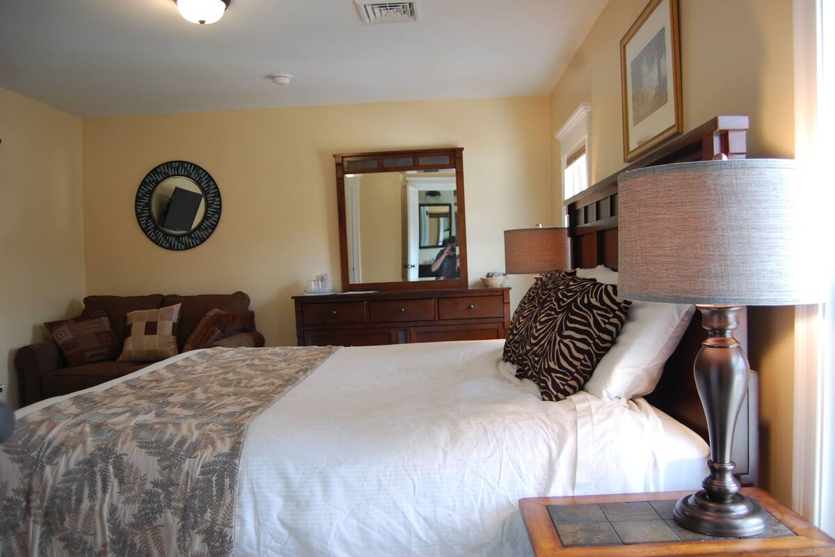 Deluxe King Room | 高档床上用品、遮光窗帘、免费 WiFi、闹钟