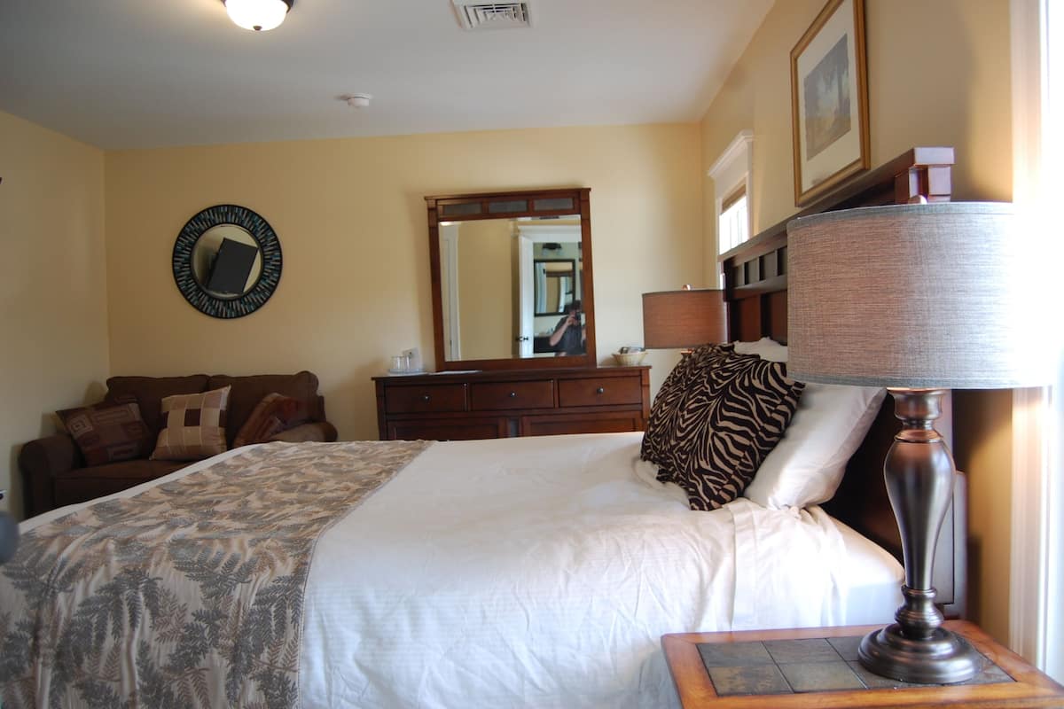 Deluxe King Room | 1 habitación, ropa de cama de alta calidad y decoración personalizada