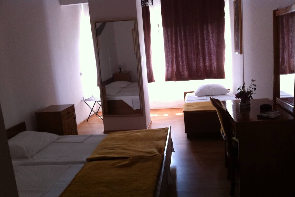 Standard Triple Room, Garden View | 1 bilik tidur, tilam berlapik, meja, langsir/tirai gelap terus