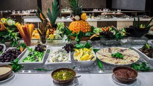 Un bufé con diversos alimentos y adornos.
