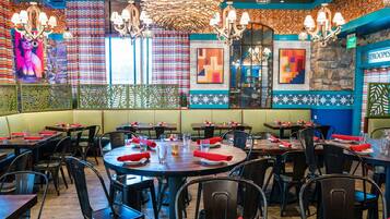 2 restauranter, der serverer morgenmad, frokost, aftensmad og brunch