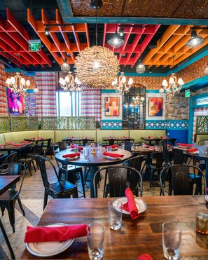 2 restaurants; breakfast, lunch, dinner and brunch served  - The Hotel at Arundel Preserve (Hanover)