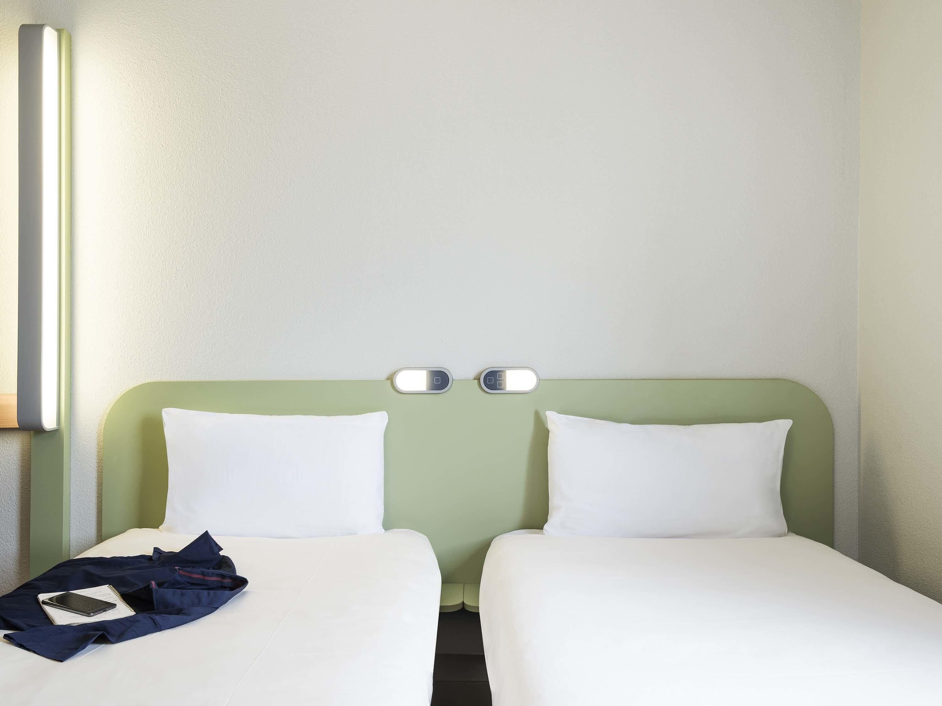 Habitación con 2 camas individuales, 2 camas individuales | Ropa de cama de alta calidad, escritorio, sistema de insonorización