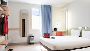 Premium bedding, desk, soundproofing, free cots/infant beds - ibis budget Bobigny Pantin (Bobigny)