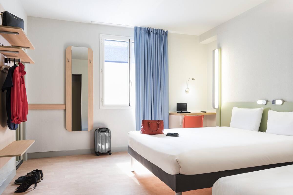 Roupas de cama premium, escrivaninha, quartos à prova de som