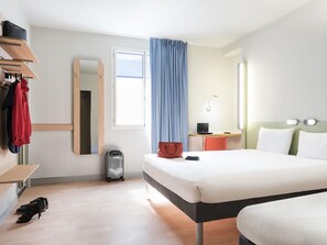 Habitación triple, varias camas | Ropa de cama de alta calidad, escritorio, sistema de insonorización