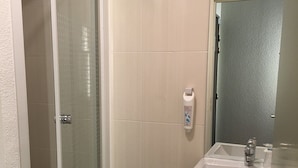 Shower, eco-friendly toiletries, hair dryer, towels - ibis budget Bobigny Pantin (Bobigny)