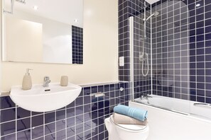 Standard Apartment, 3 Bedrooms | Bathroom | Combined shower/tub, deep soaking tub, rainfall showerhead, hair dryer - London Centre Apartments (London)