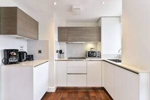 Individually decorated, individually furnished, desk, blackout drapes - London Centre Apartments (London)