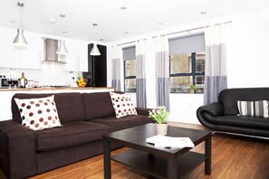 Individually decorated, individually furnished, desk, blackout drapes - London Centre Apartments (London)