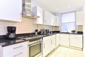 Standard Apartment, 3 Bedrooms | Individually decorated, individually furnished, desk, blackout drapes - London Centre Apartments (London)