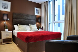 Apartamento standard, 2 quartos | Individualmente decorados, individualmente mobiliados, escrivaninha