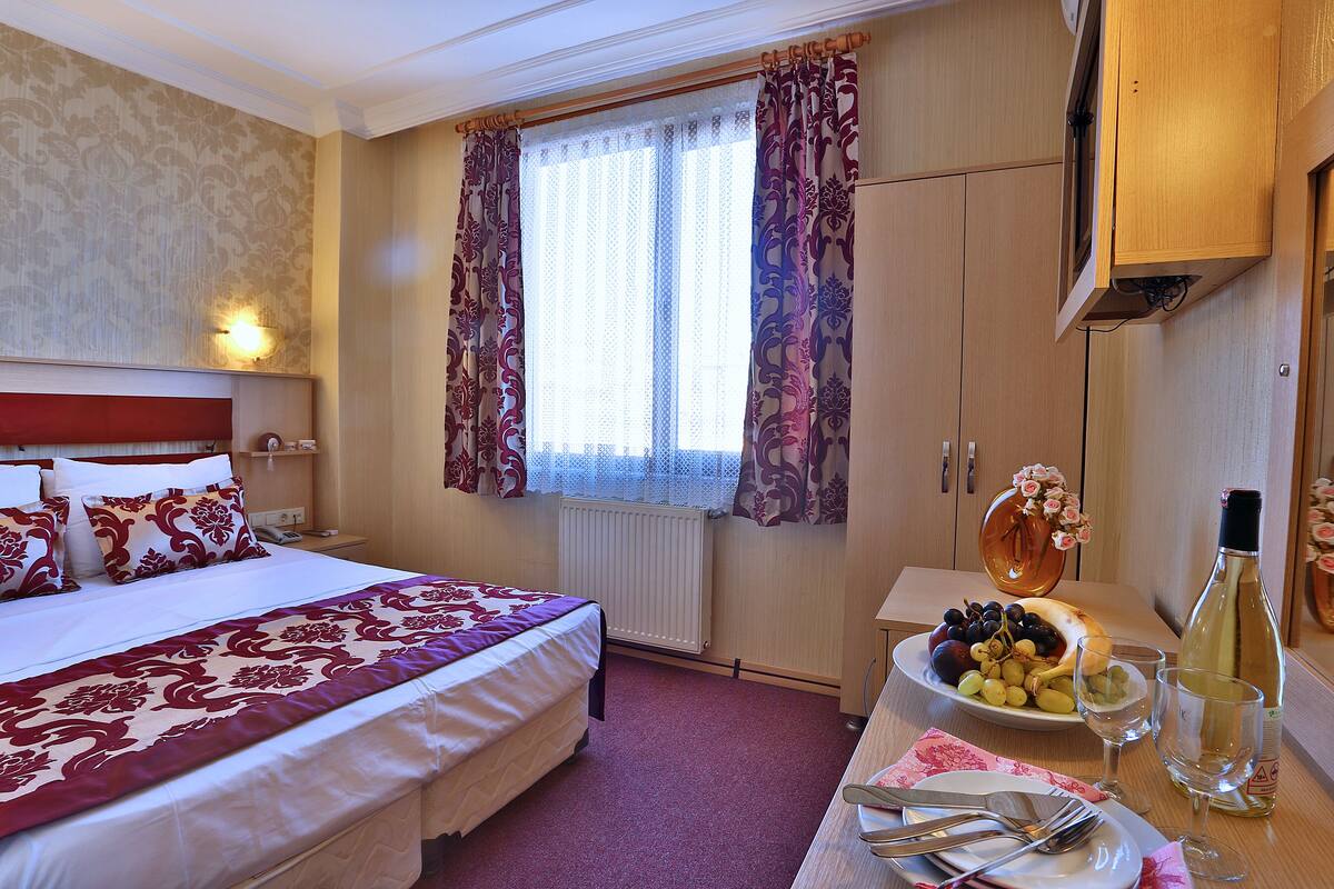 Ropa de cama de alta calidad y minibar 