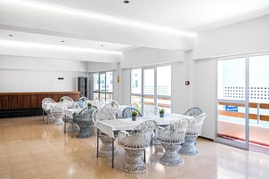 Una televisión de pantalla plana