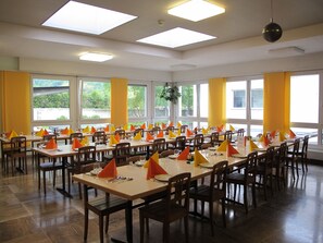 Frokost, lunsj og middag serveres, utsikt mot hagen