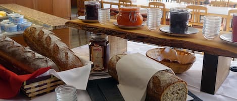 Café da manhã com buffet todos os dias (CHF 12 por pessoa)