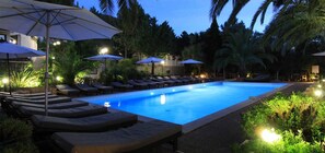 Piscina all'aperto, ombrelloni da piscina, lettini