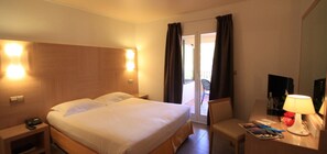 Habitación Confort con 1 cama doble o 2 individuales | Mobiliario individual, escritorio, espacio para trabajar con un portátil