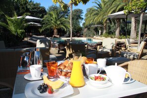 Colazione a buffet, servita tutte le mattine (15.00 EUR a persona) 