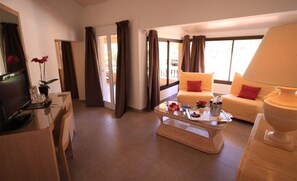 Camera quadrupla | Con arredamento individuale, una scrivania, postazione laptop