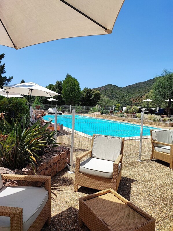 Piscina all'aperto, ombrelloni da piscina, lettini