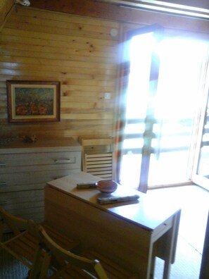 House, 2 Bedrooms, Balcony, Mountain View | Living area | TV
