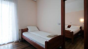 Desk, soundproofing, WiFi (free), bed sheets