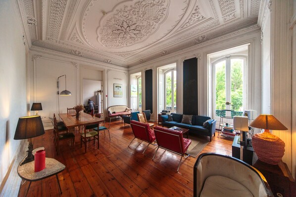 Full-sized fridge, microwave, oven, stovetop