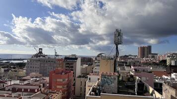 Un paisaje urbano con diversos edificios, incluyendo residenciales y comerciales.