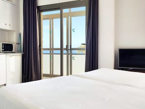Estúdio básico, vista parcial para o mar | Edredons de pluma, cortinas blackout, ferros/tábuas de passar roupa