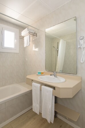 Penthouse, 1 Bedroom, Sea View | Bathroom | Shower, free toiletries, hair dryer, towels - Apartamentos Flats Friends Atlantida (Benidorm)