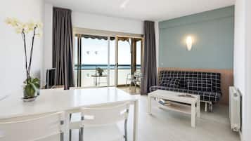 Apartament, 1 dormitori, vistes al mar | 1 dormitori, cobrellits, cortines opaques i planxa i posts de planxar