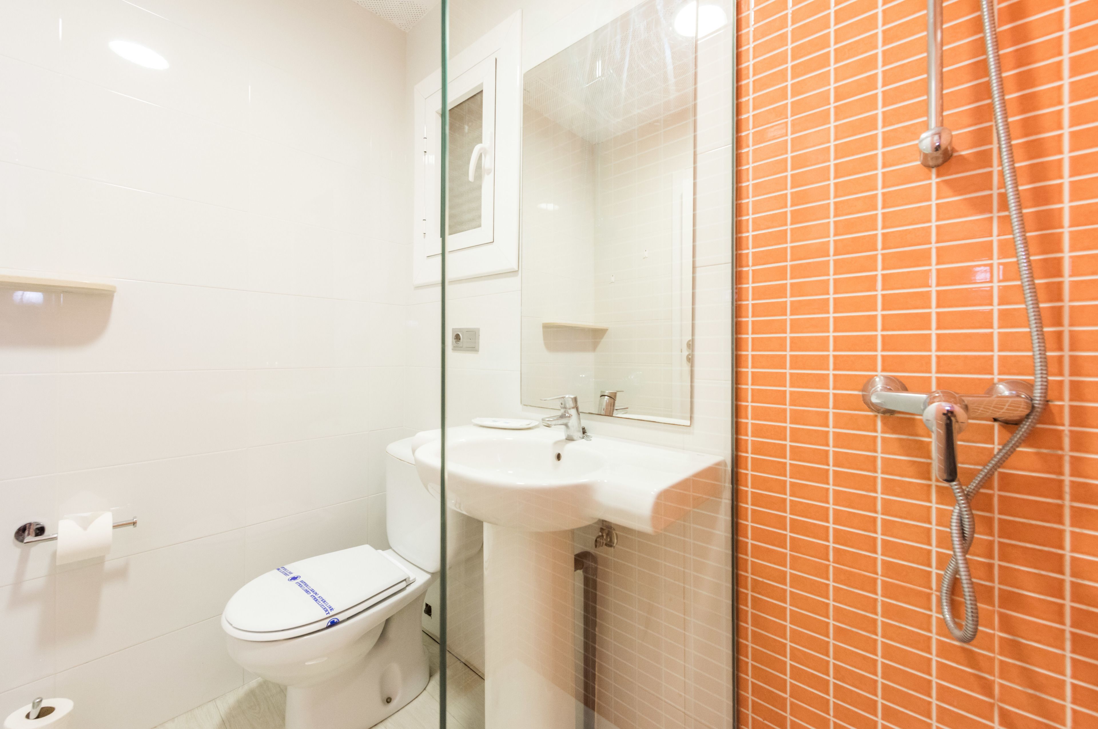 Ein Badezimmer mit Toilette, Waschbecken und Dusche.