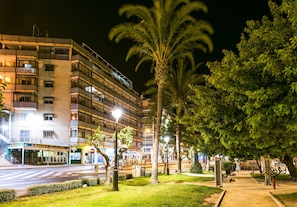 Fachada da propriedade à noite