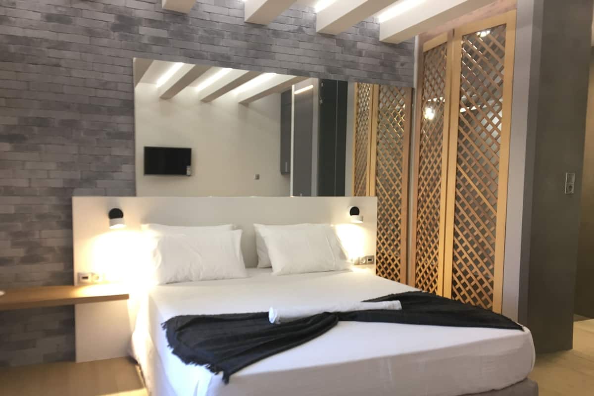 Superior Studio, Balcony (2nd Floor) | Individually decorated, individually furnished, blackout drapes