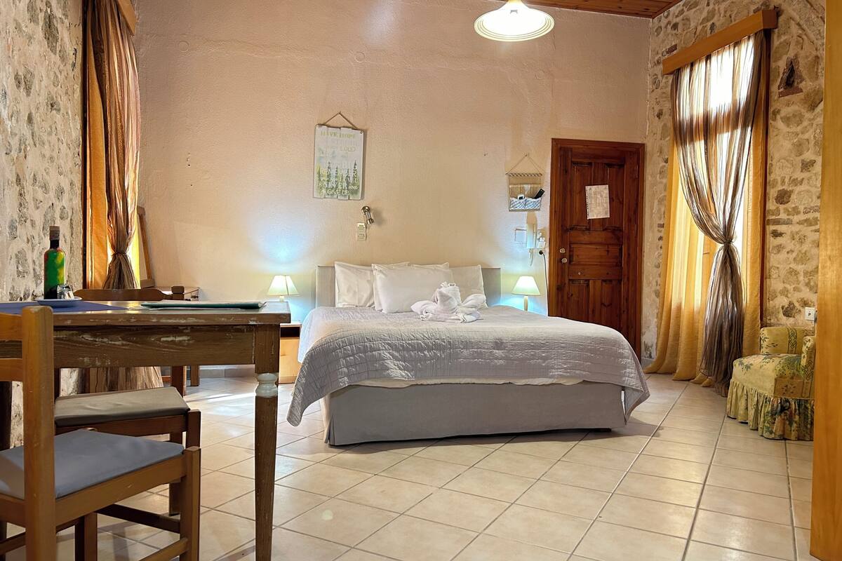 Economy Studio, Ground Floor | Individually decorated, individually furnished, blackout drapes