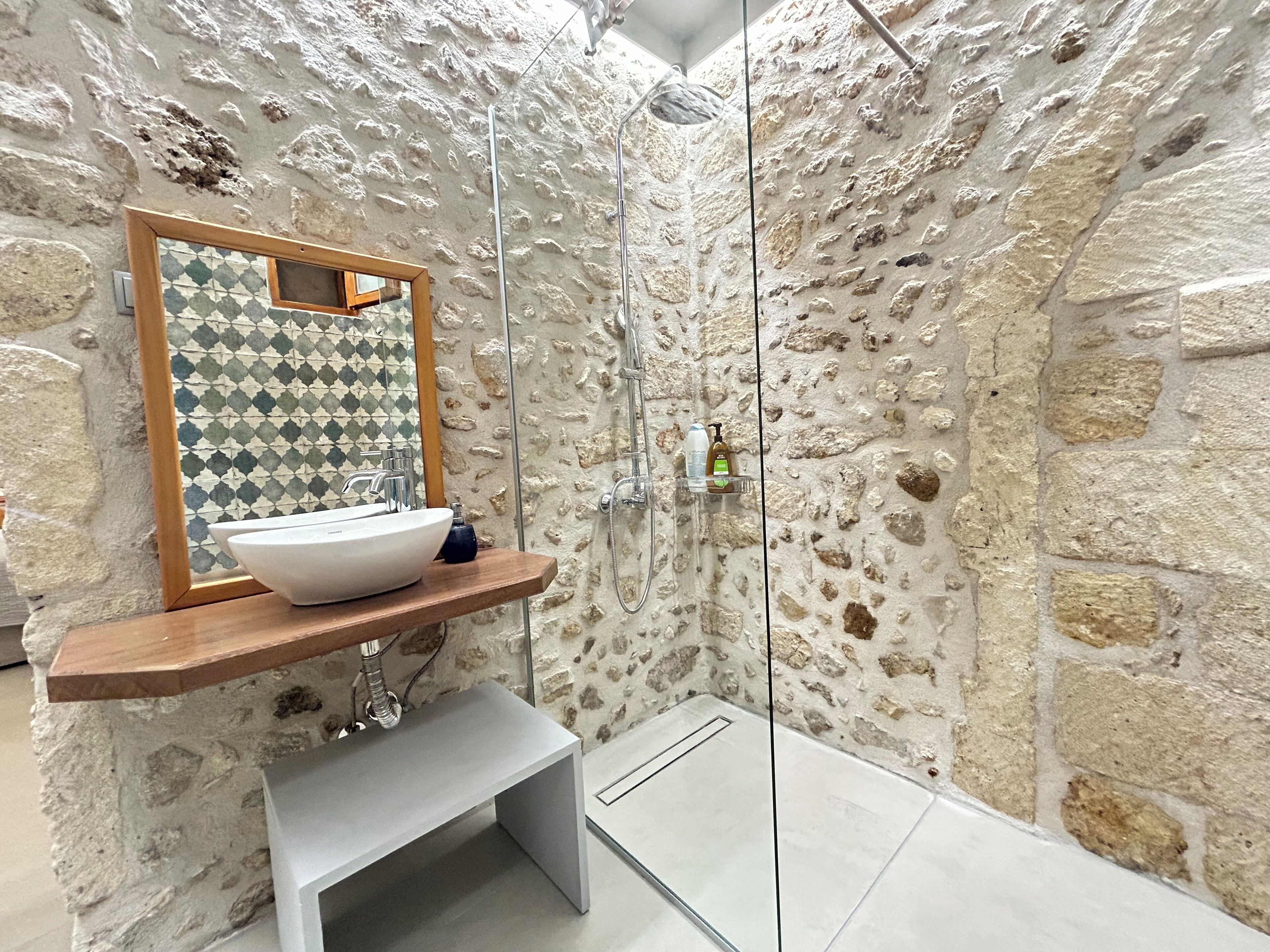 Superior Studio (Without Balcony) | Bathroom | Shower, free toiletries, hair dryer, towels