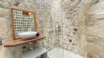Superior Studio (Without Balcony) | Bathroom | Shower, free toiletries, hair dryer, towels
