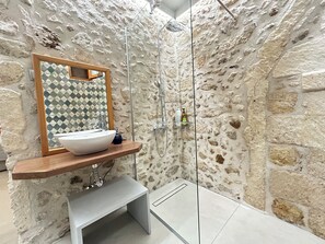 Estudio superior (Without Balcony) | Baño | Ducha, artículos de higiene personal gratuitos y secador de pelo