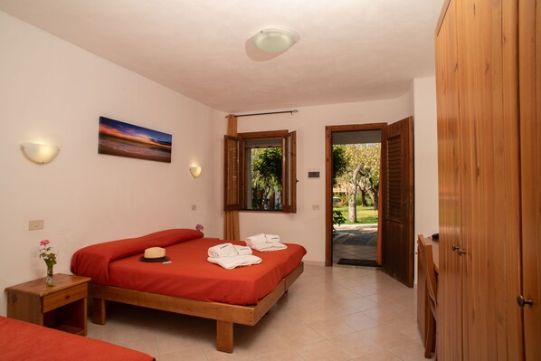 In-room safe, soundproofing, free WiFi, bed sheets