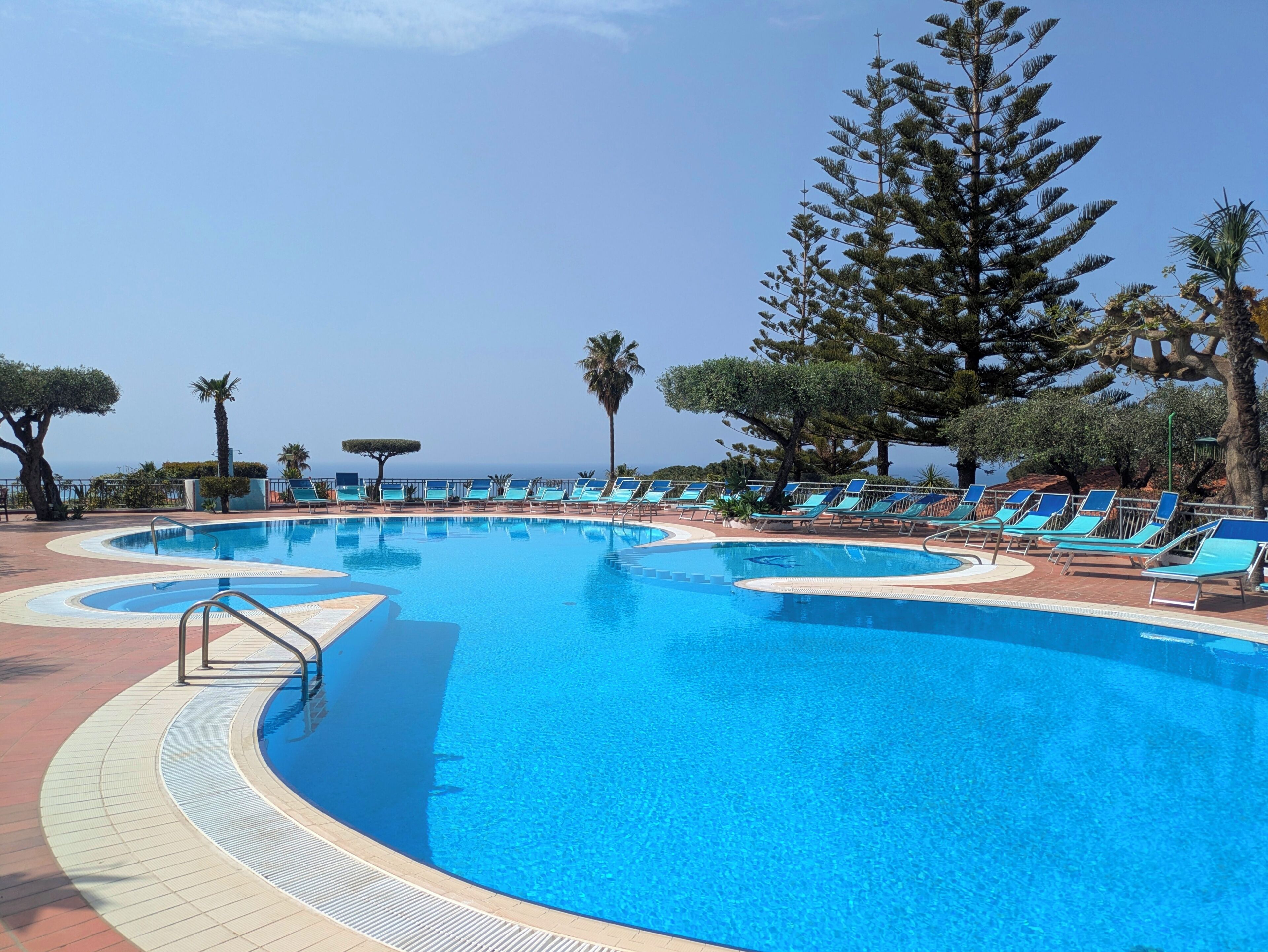 Piscine extérieure, parasols de plage, chaises longues