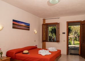 In-room safe, soundproofing, free WiFi, bed sheets