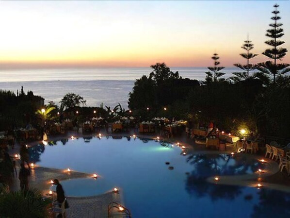 Outdoor pool, pool umbrellas, pool loungers - Villaggio La Pizzuta (Parghelia)