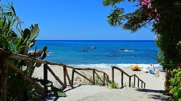 Playa privada, camastros, sombrillas y toallas de playa