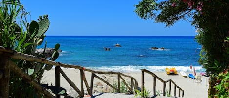 Pantai persendirian, kerusi lepak pantai, payung, tuala pantai