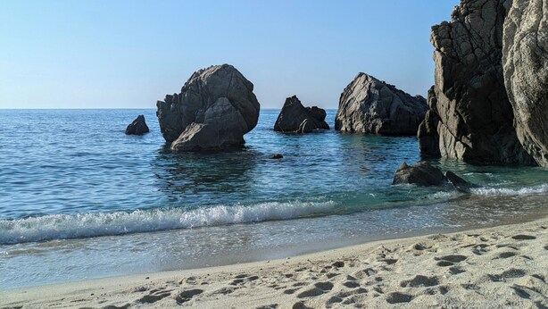 A beach with large rocks and clear blue water. - Villaggio La Pizzuta (Parghelia)
