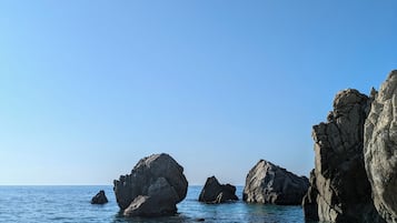 Privatstrand, Liegestühle, Sonnenschirme, Strandtücher