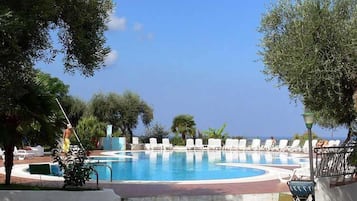 Piscine extérieure, parasols de plage, chaises longues