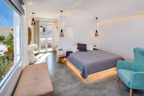 Deluxe Suite with Outdoor Hot Tub and Sea View | Premium bedding, in-room safe, free cribs/infant beds, free WiFi